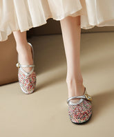 Sandalias de cuña doradas de piel de oveja con incrustaciones de circonitas cúbicas